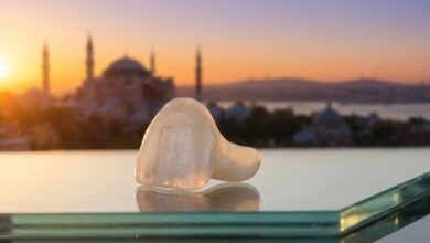 A photorealistic close-up of a perfect porcelain dental veneer, with the iconic skyline of Istanbul, Turkey, beautifully blurred in the background during a warm sunrise, symbolizing a dental vacation.